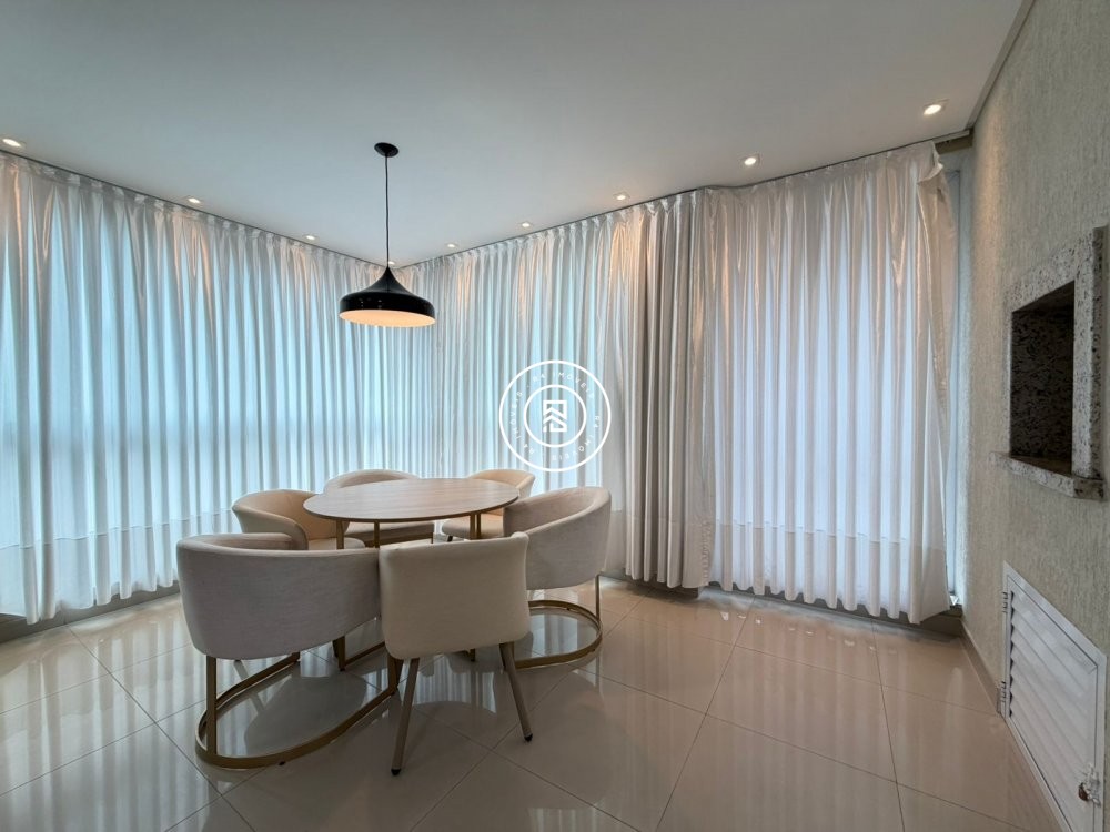 Excelente apartamento na Meia Praia