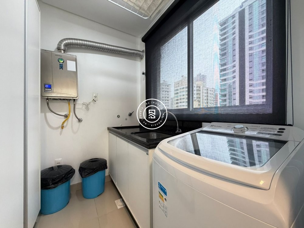 Excelente apartamento na Meia Praia