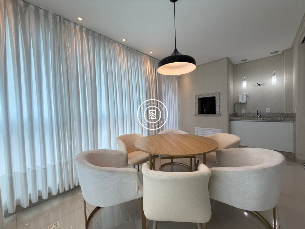 Excelente apartamento na Meia Praia