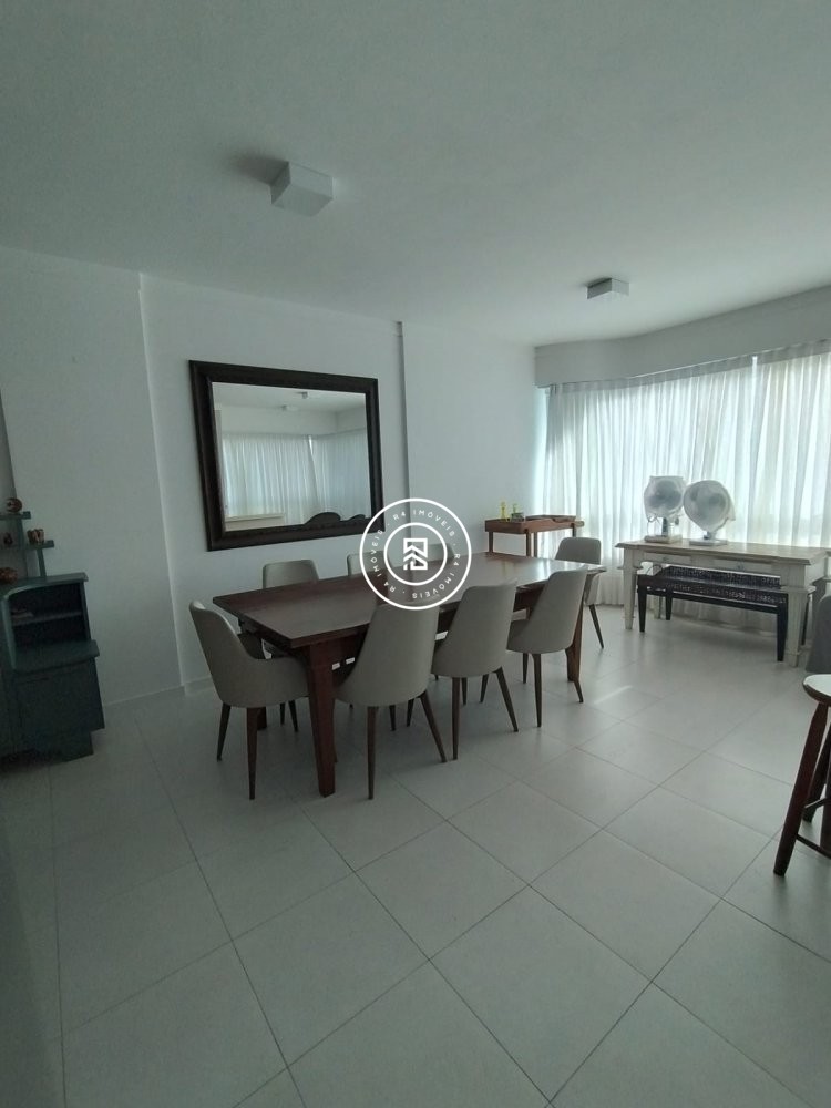 Apartamento mobiliado na Meia Praia
