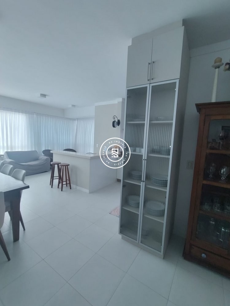 Apartamento mobiliado na Meia Praia