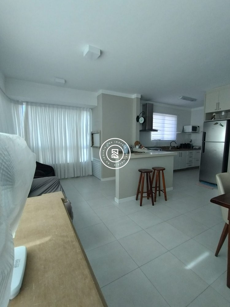 Apartamento mobiliado na Meia Praia