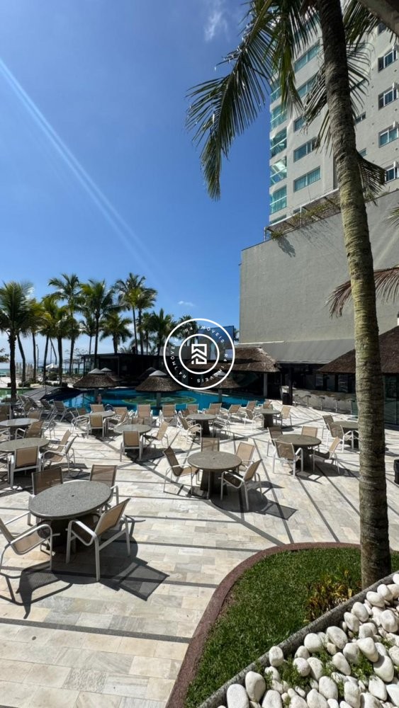 Apartamento luxuoso na Meia Praia