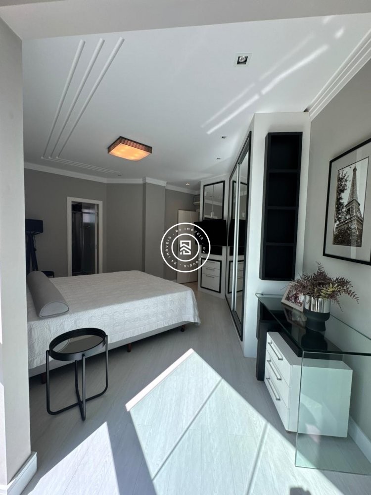 Apartamento luxuoso na Meia Praia
