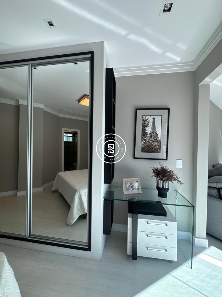 Apartamento luxuoso na Meia Praia