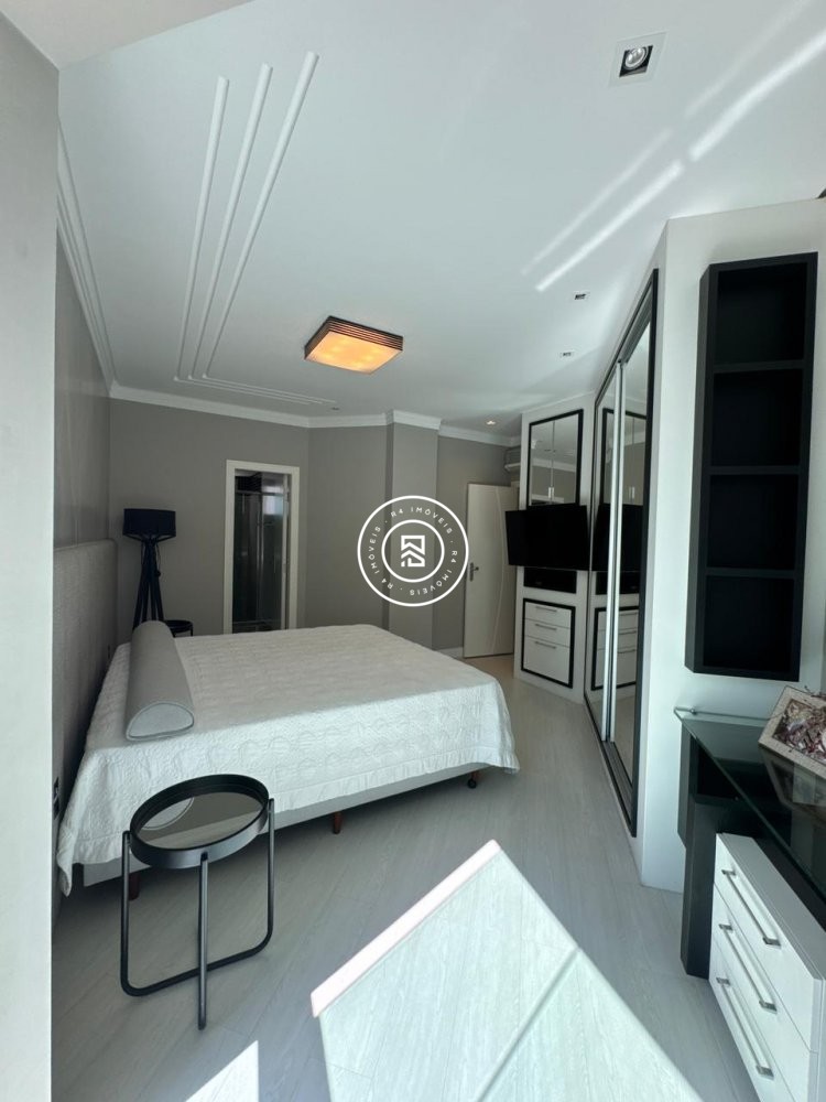 Apartamento luxuoso na Meia Praia