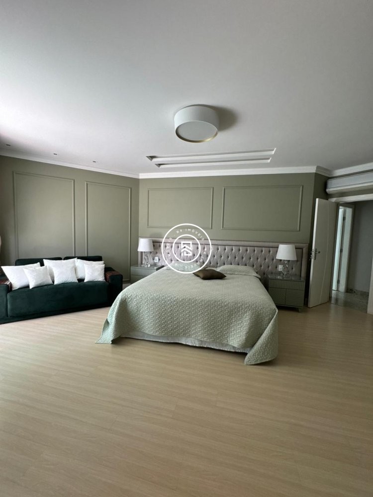 Apartamento luxuoso na Meia Praia