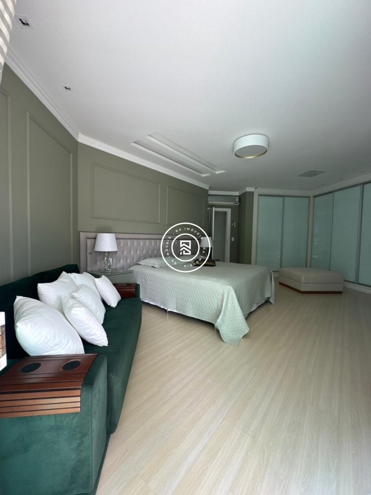 Apartamento luxuoso na Meia Praia