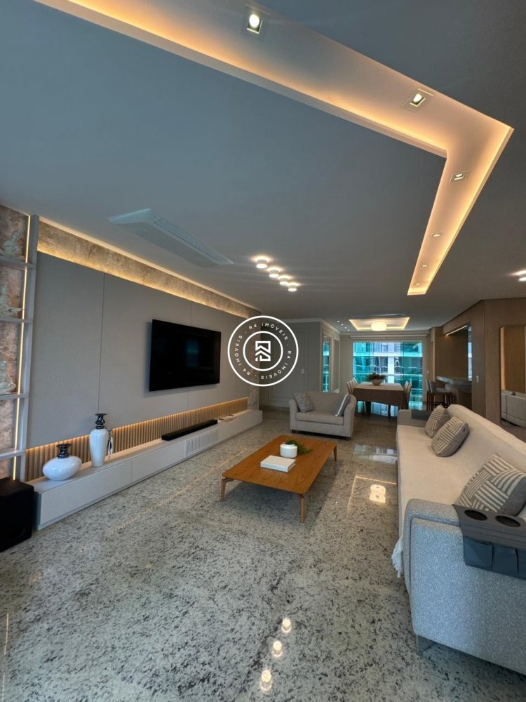Apartamento luxuoso na Meia Praia