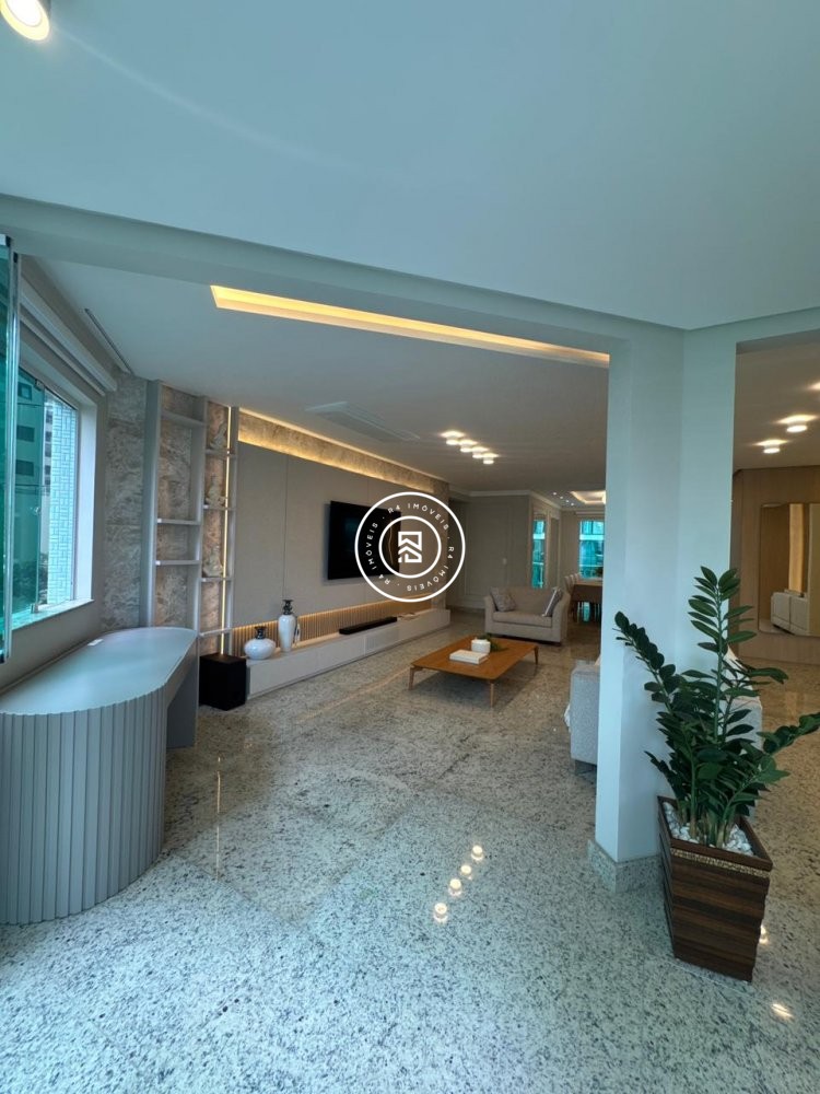Apartamento luxuoso na Meia Praia