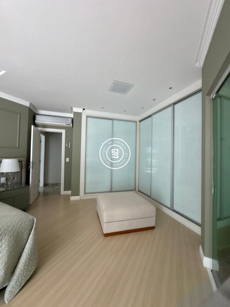 Apartamento luxuoso na Meia Praia