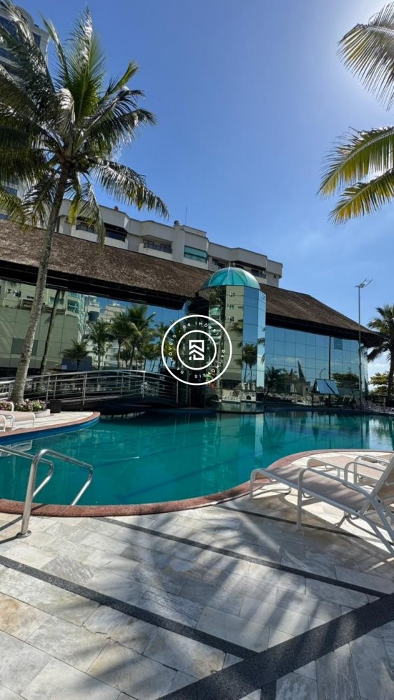 Apartamento luxuoso na Meia Praia