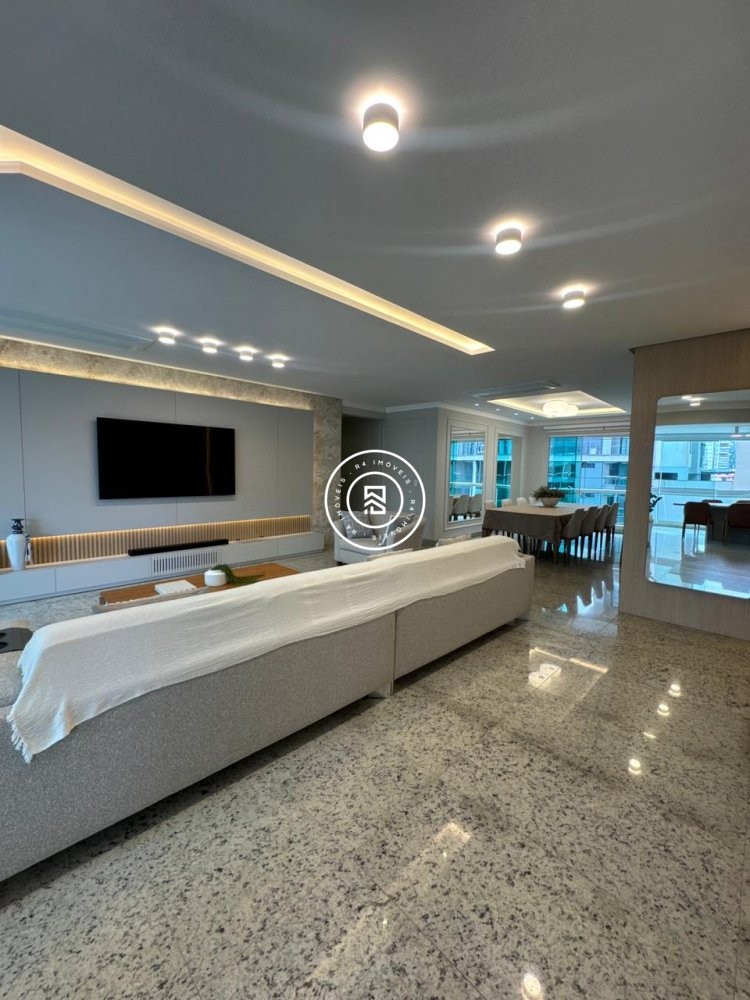 Apartamento luxuoso na Meia Praia