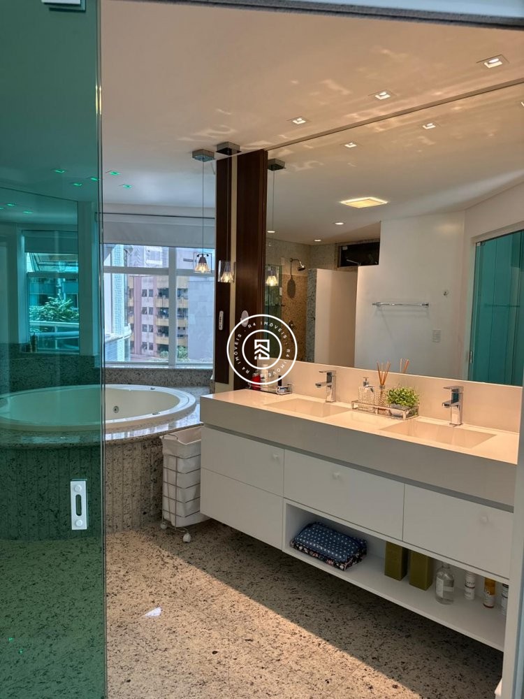 Apartamento luxuoso na Meia Praia
