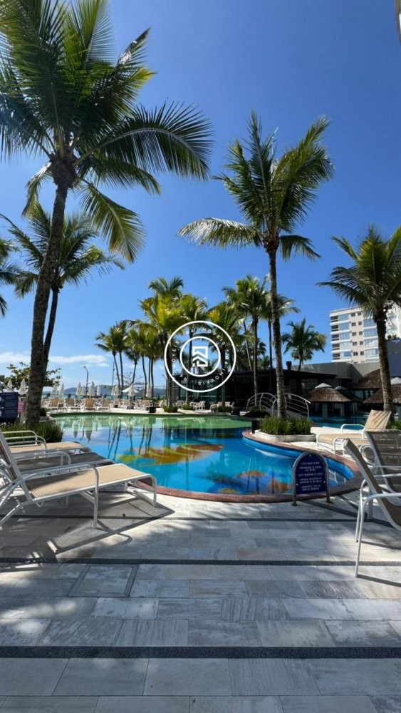 Apartamento luxuoso na Meia Praia
