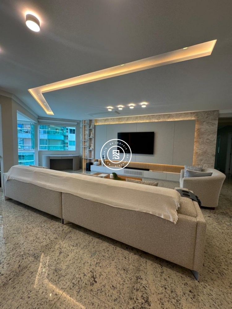 Apartamento luxuoso na Meia Praia