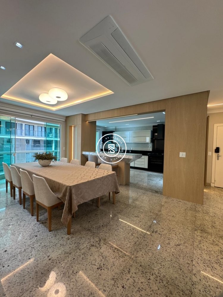 Apartamento luxuoso na Meia Praia