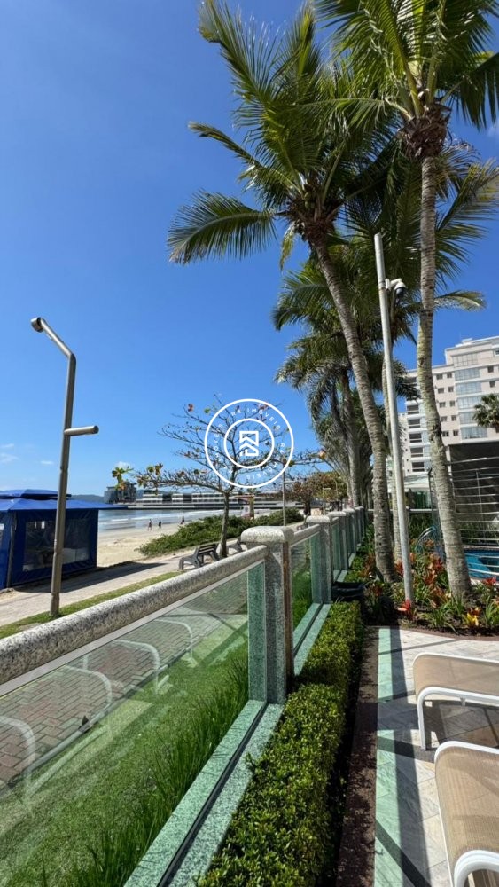 Apartamento luxuoso na Meia Praia