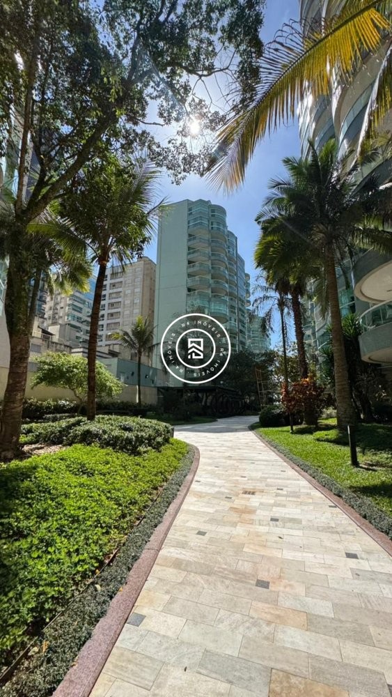 Apartamento luxuoso na Meia Praia