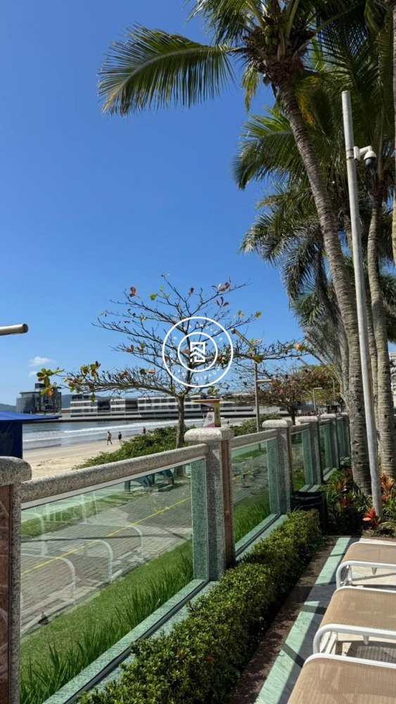 Apartamento luxuoso na Meia Praia