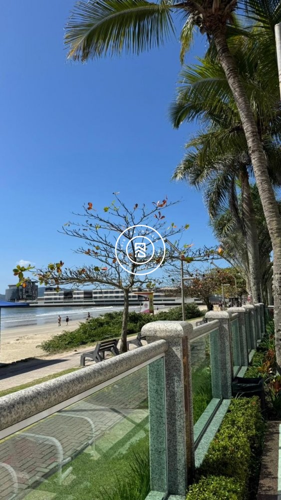 Apartamento luxuoso na Meia Praia
