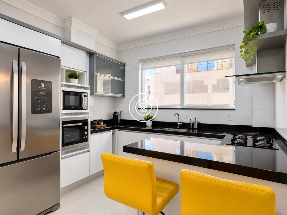 Apartamento mobiliado na Meia Praia