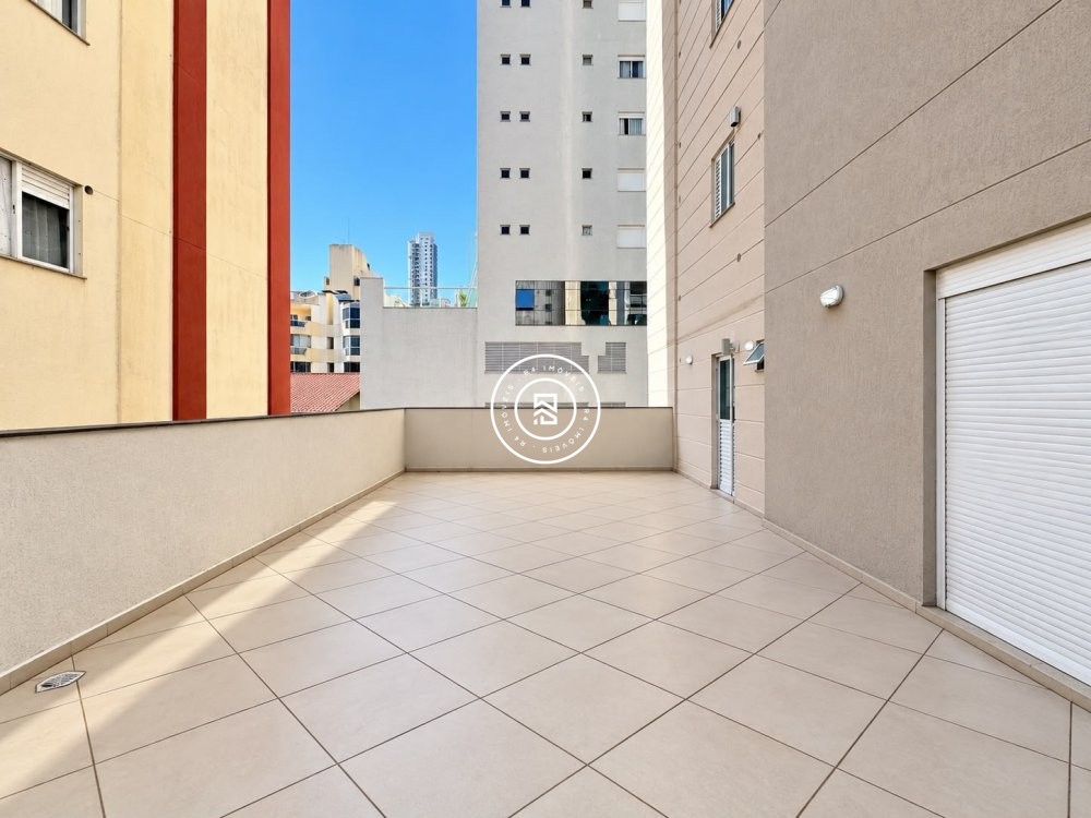 Apartamento mobiliado na Meia Praia